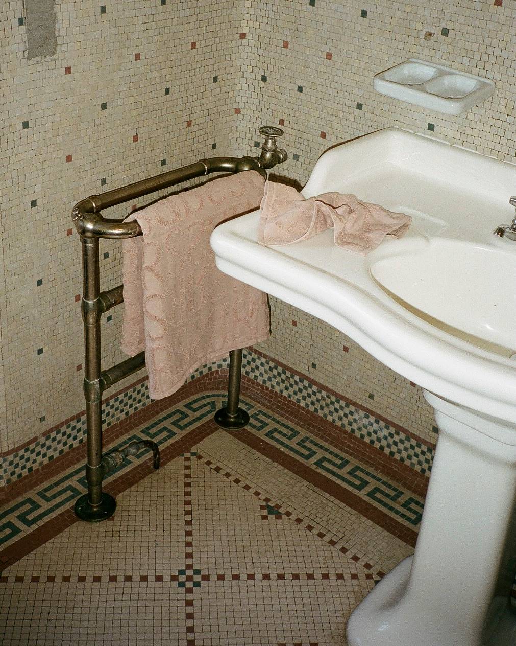 Monogram hand towel - Hand towel 50x80 cm I Rose 1 - Rabens Saloner