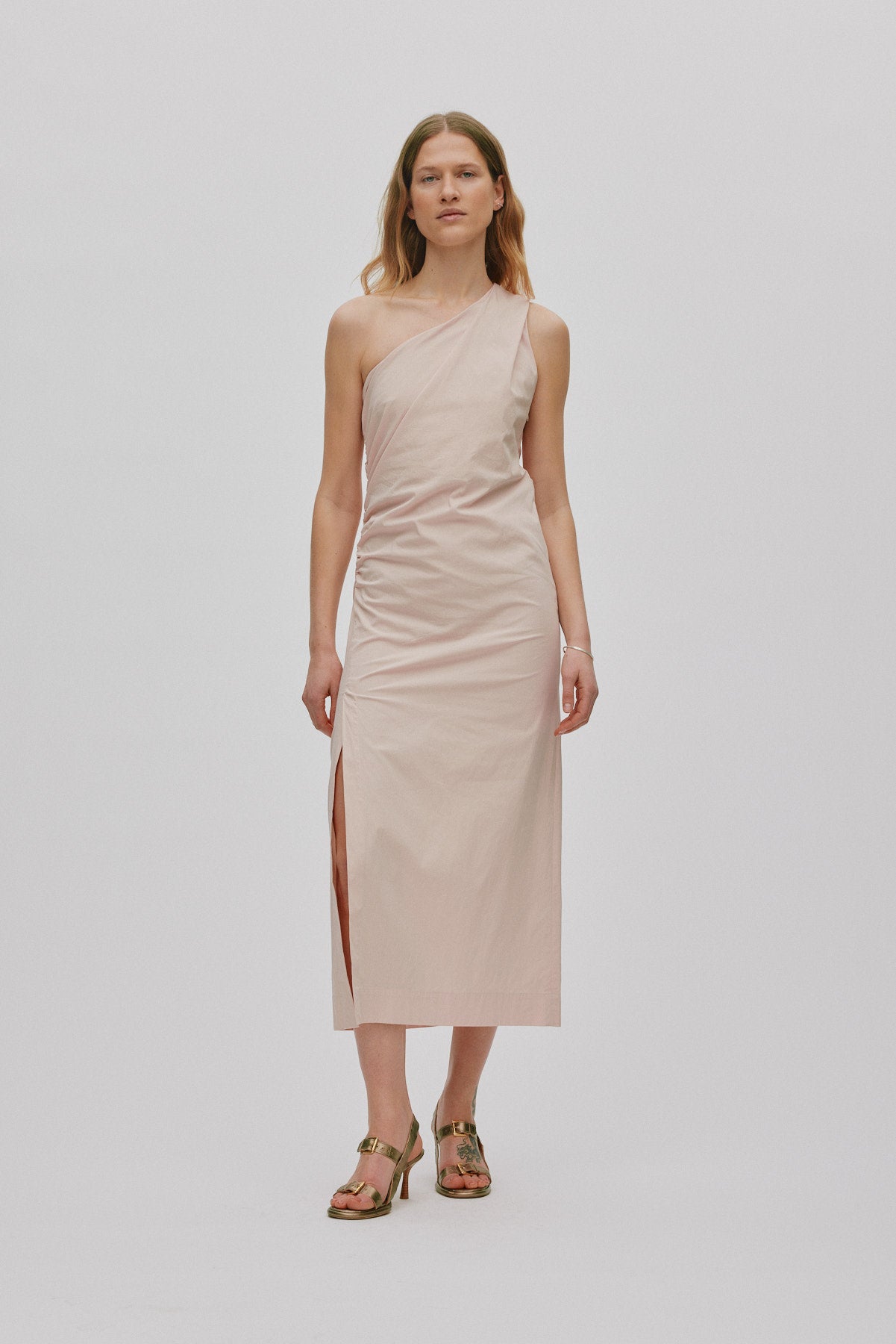 Aryana - Papery one shoulder long dress I Powder 1 - Rabens Saloner