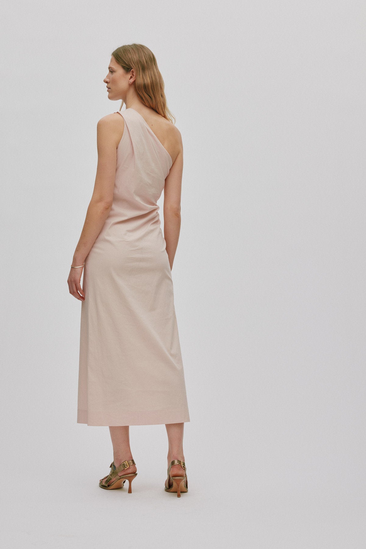 Aryana - Papery one shoulder long dress I Powder 3 - Rabens Saloner