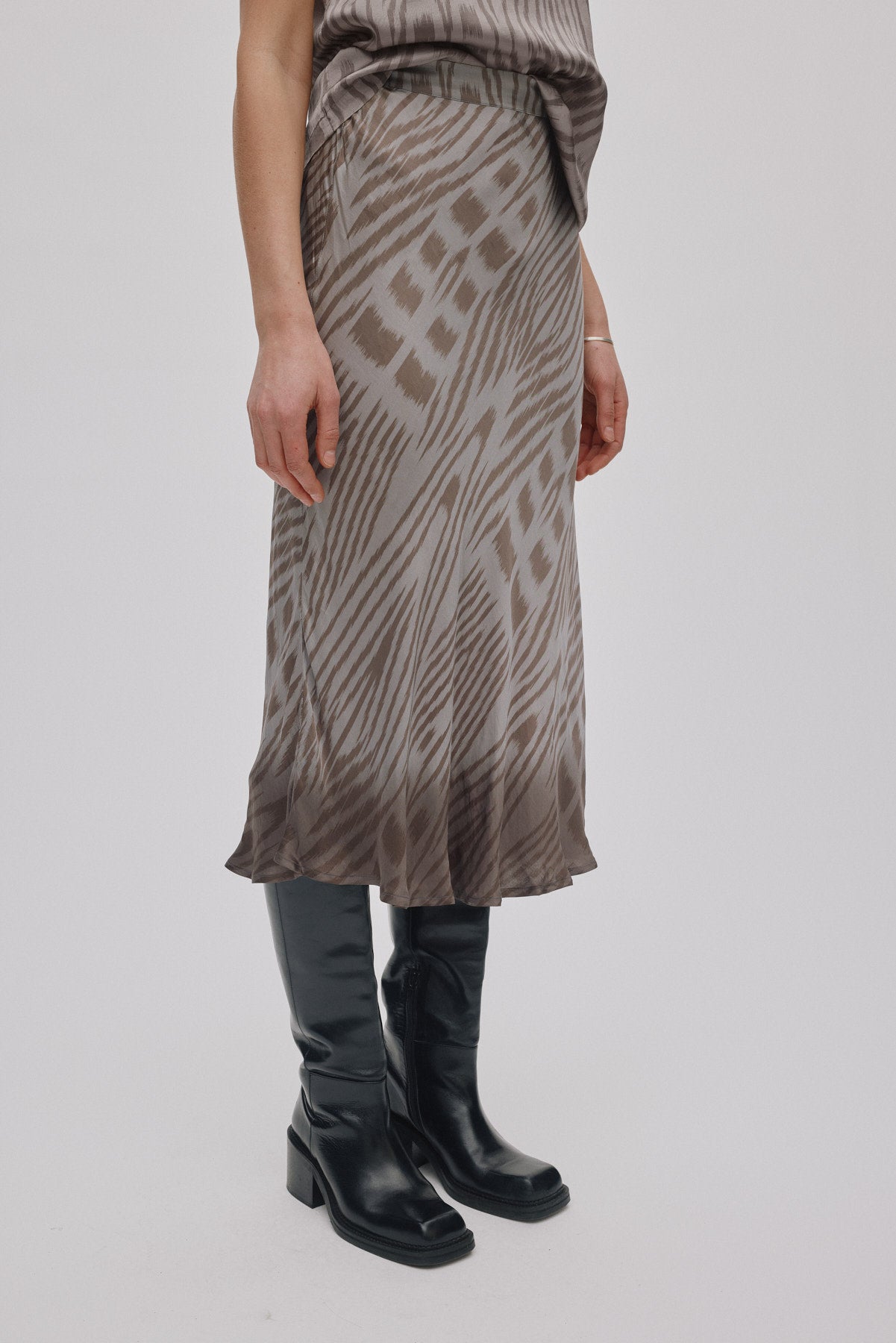 Elmi - Ombre ikat crop bias skirt I Asphalt combo 2 - Rabens Saloner