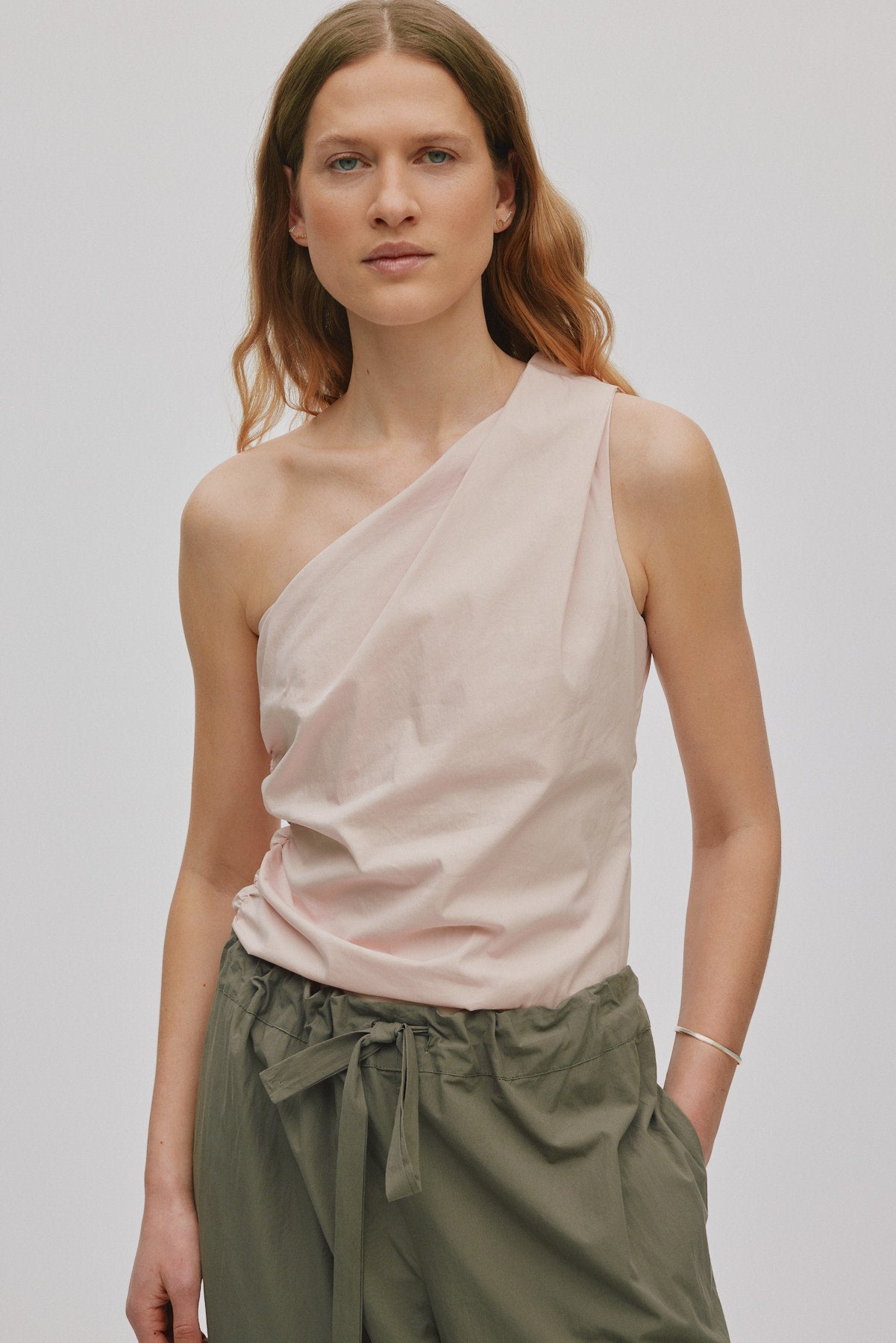 Mirha - Papery one shoulder top I Powder 2 - Rabens Saloner
