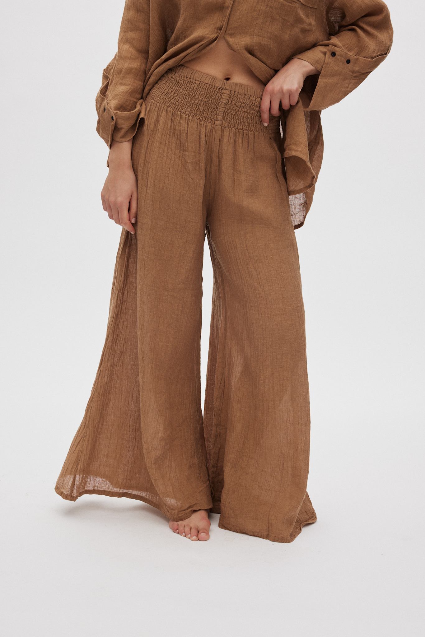 Karam - Crinkled wide leg pants I Walnut 10 - Rabens Saloner