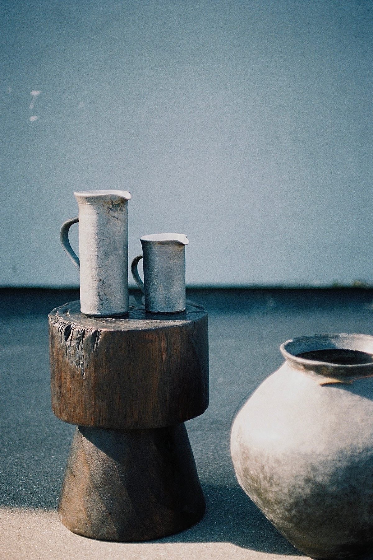 Handmade Ceramic Jug I Small - Visby Ceramics I Dark Grey 3 - Rabens Saloner