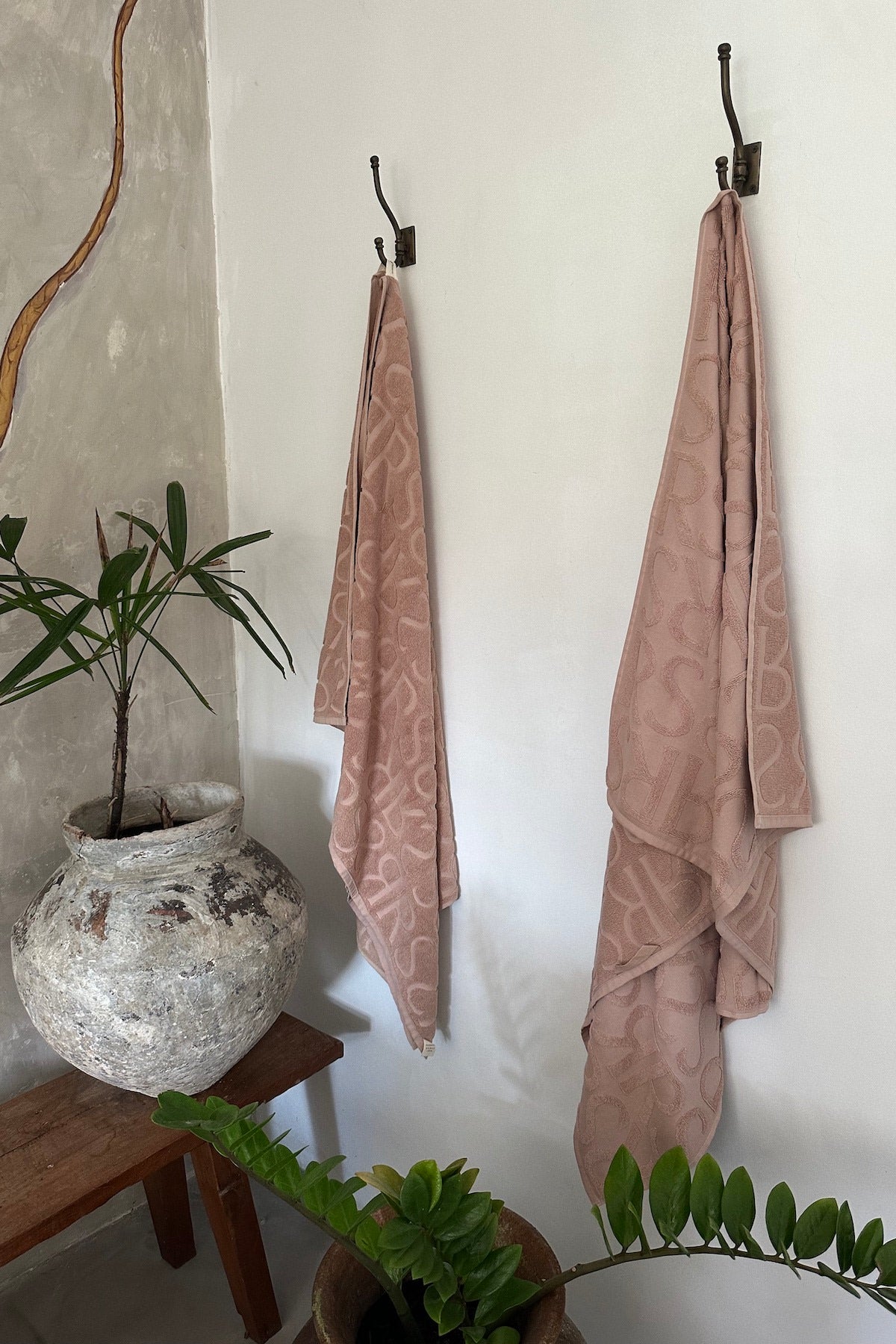 Monogram bath towel - Bath towel 100x150 cm I Rose 3 - Rabens Saloner