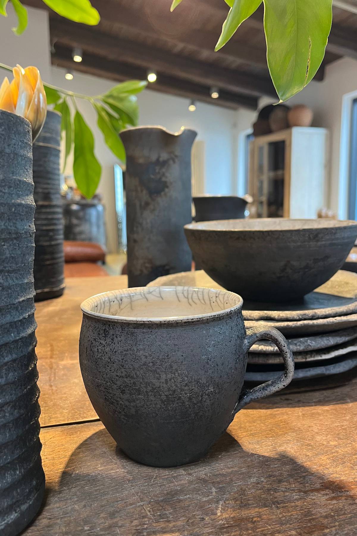 Handmade ceramic tea cup - Visby Ceramics I Dark Grey 4 - Rabens Saloner