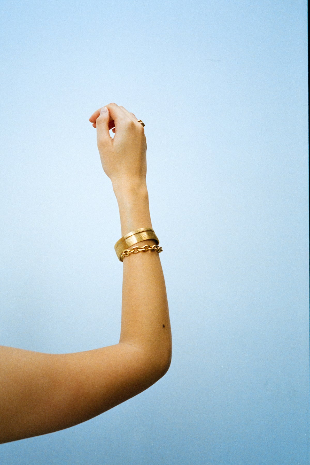 Carved wide bracelet - Rabens Momento I Gold 6 - Rabens Saloner