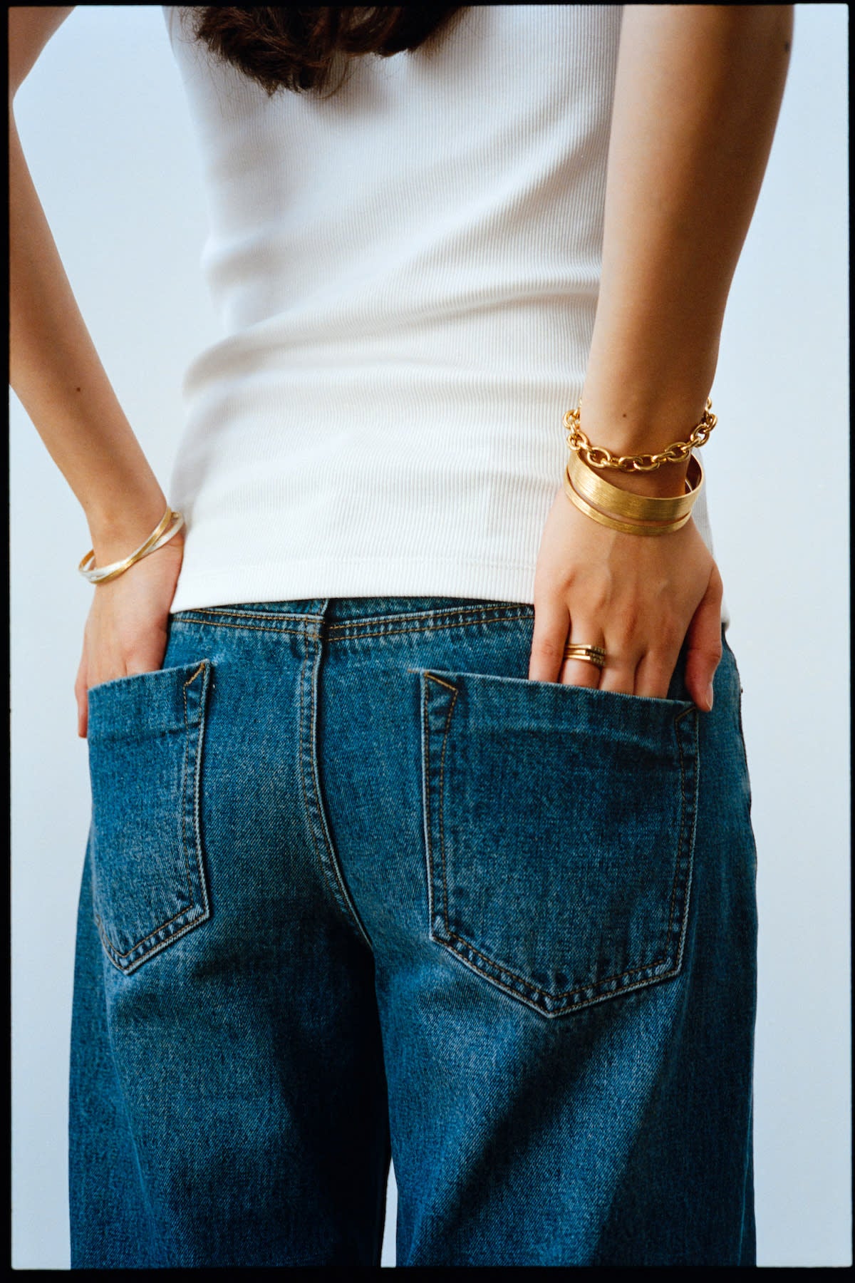 Slim hammered bracelet - Rabens Momento I Gold with Silver 6 - Rabens Saloner