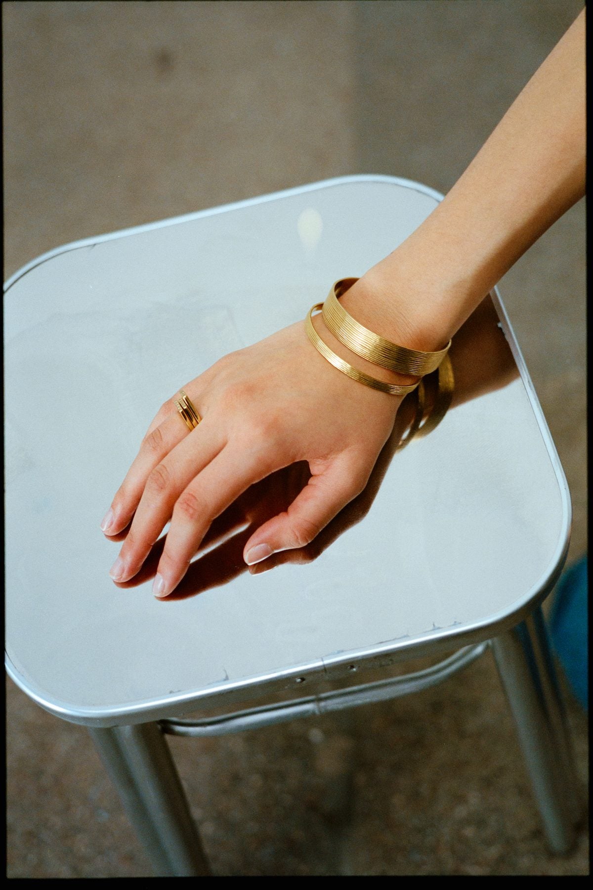 Carved wide bracelet - Rabens Momento I Gold 4 - Rabens Saloner