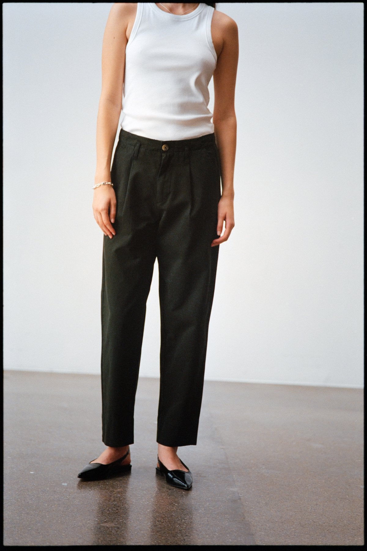Raina - Canvas light pleat pant I Faded black 1 - Rabens Saloner