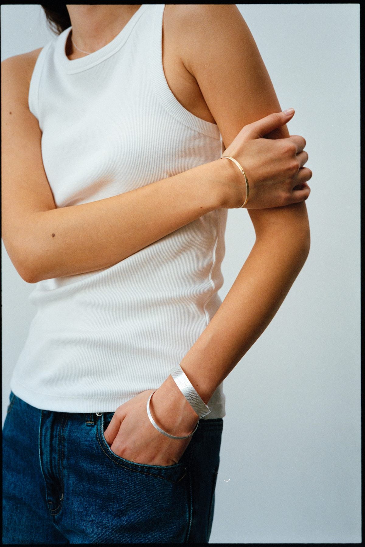 Slim hammered bracelet - Rabens Momento I Gold with Silver 5 - Rabens Saloner