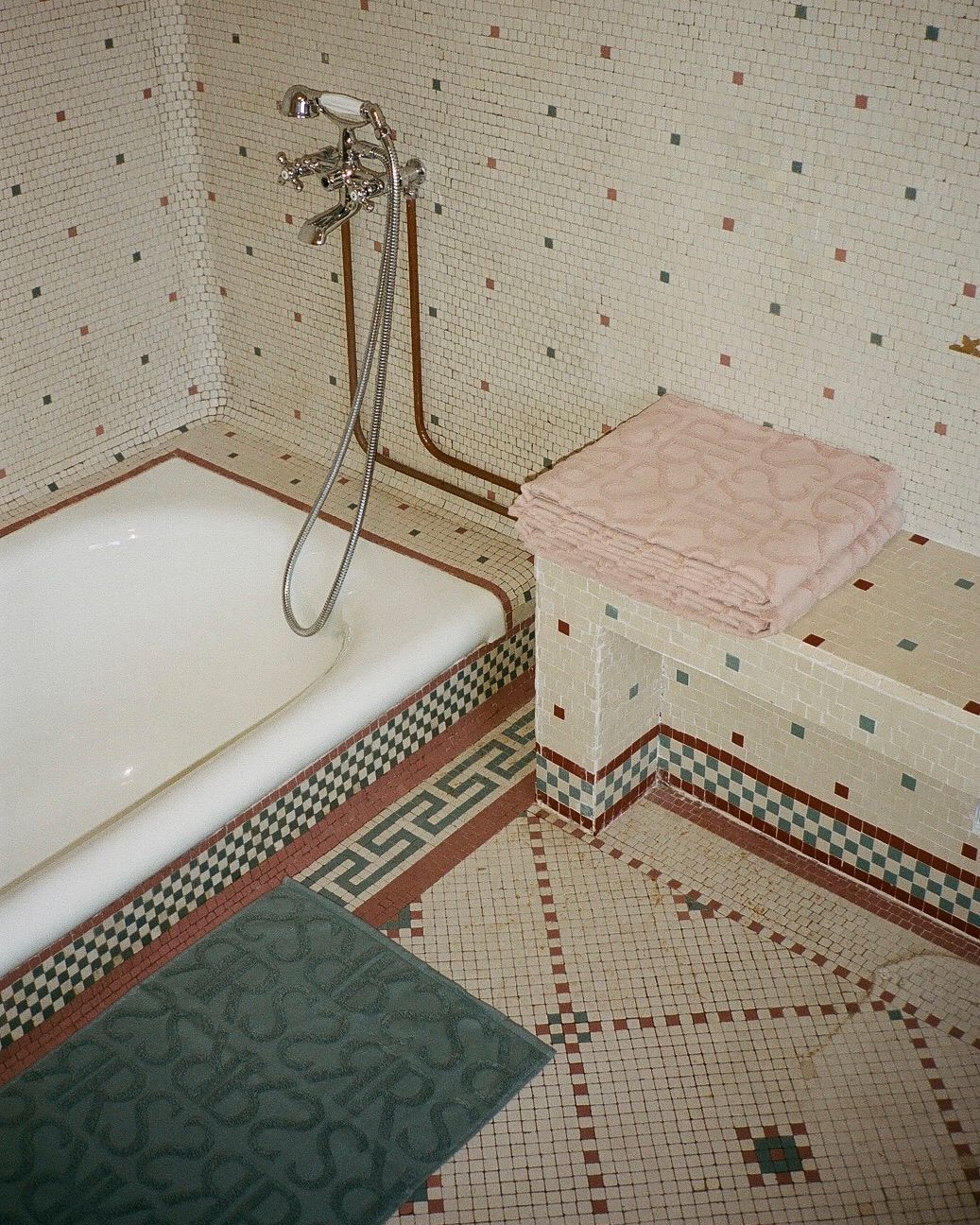 Monogram bath towel - Bath towel 100x150 cm I Rose 1 - Rabens Saloner