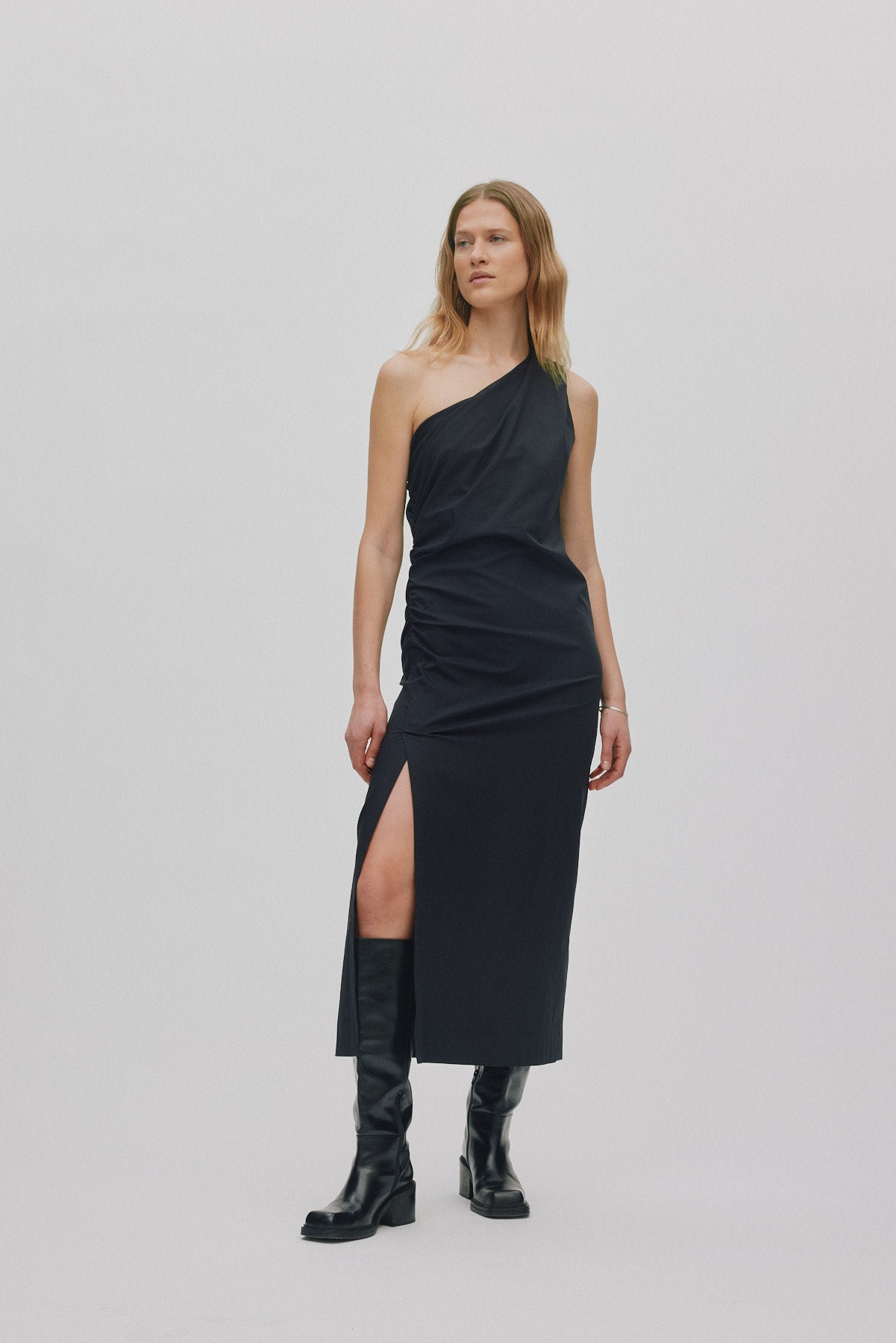 Aryana - Papery one shoulder long dress I Black 2 - Rabens Saloner