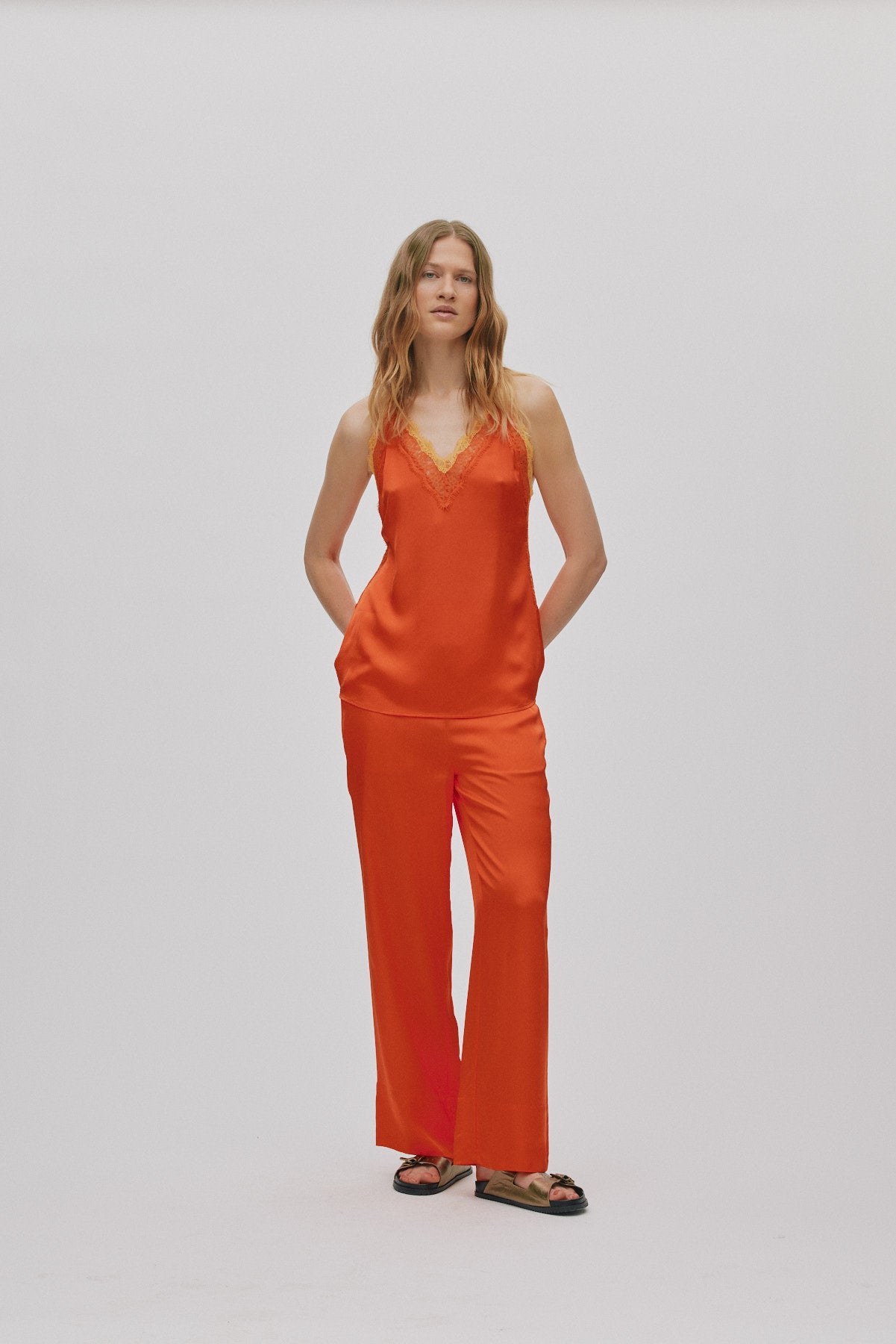 Alisa - Contrast lace wide leg pants I Deep mandarin 3 - Rabens Saloner