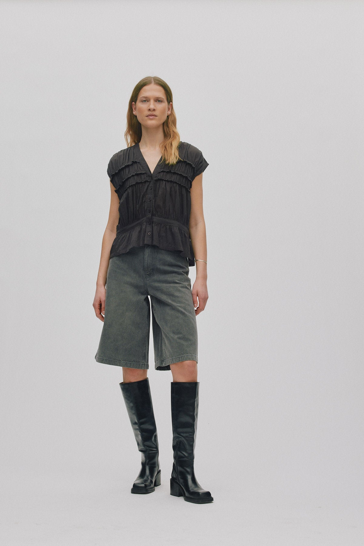 Elenor - Voile frill top I Liquorice 3 - Rabens Saloner