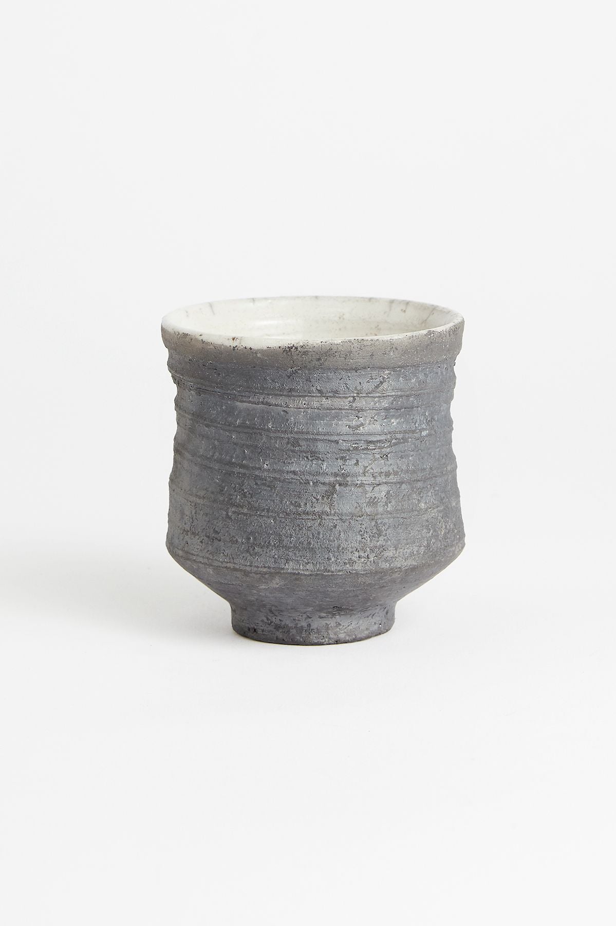 Handmade raku cup I Medium - Visby Ceramics I Dark Grey Dark Grey H: 7-8 CM, Ø: 6-7 CM 1 - Rabens Saloner