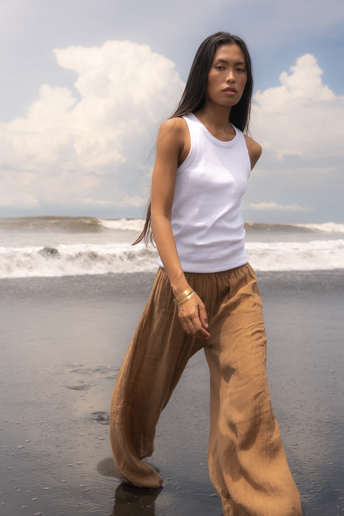 Karam - Crinkled wide leg pants I Walnut 2 - Rabens Saloner