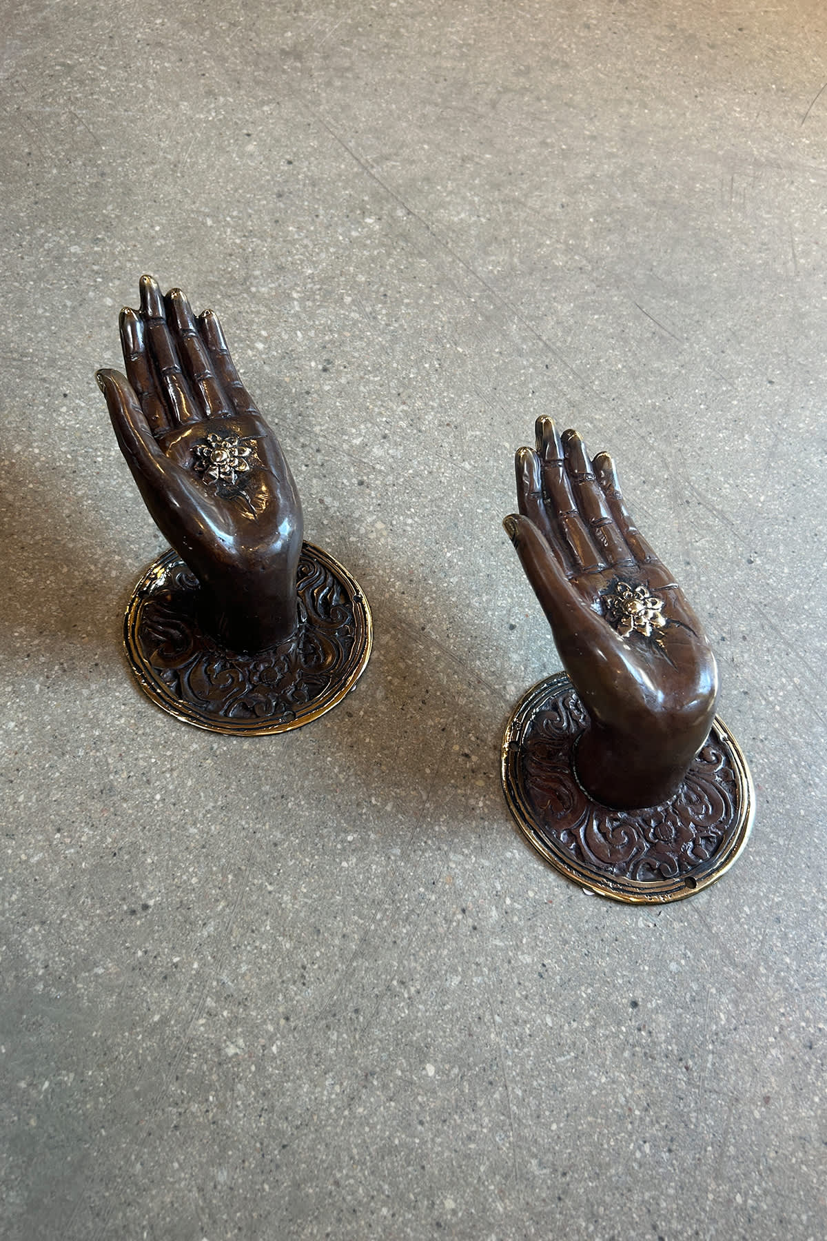 Decorative open hand - Hand I Dark Brass 6 - Rabens Saloner