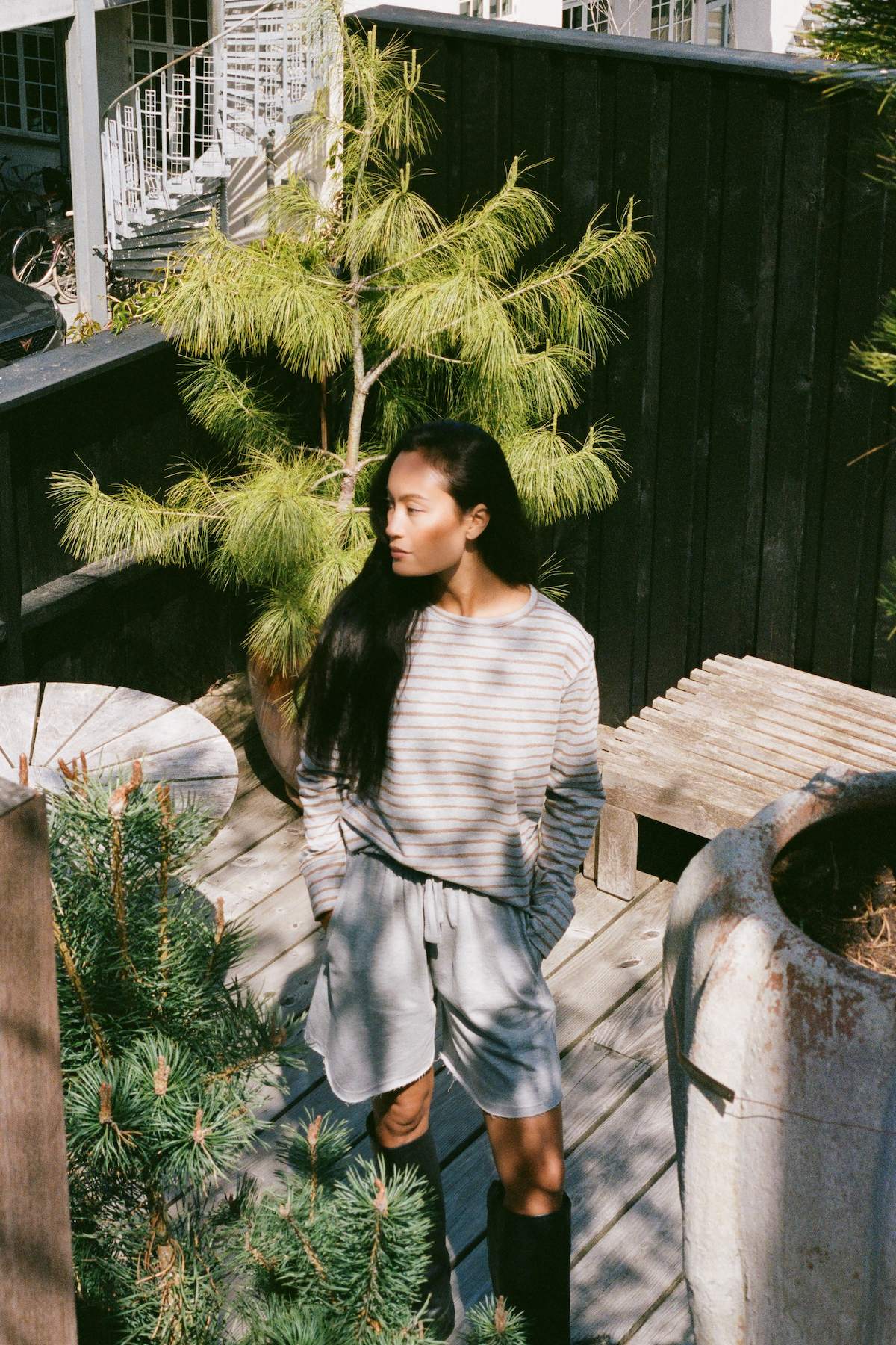 Hila - Light stretch crew neck top I Grey honey stripe 2 - Rabens Saloner