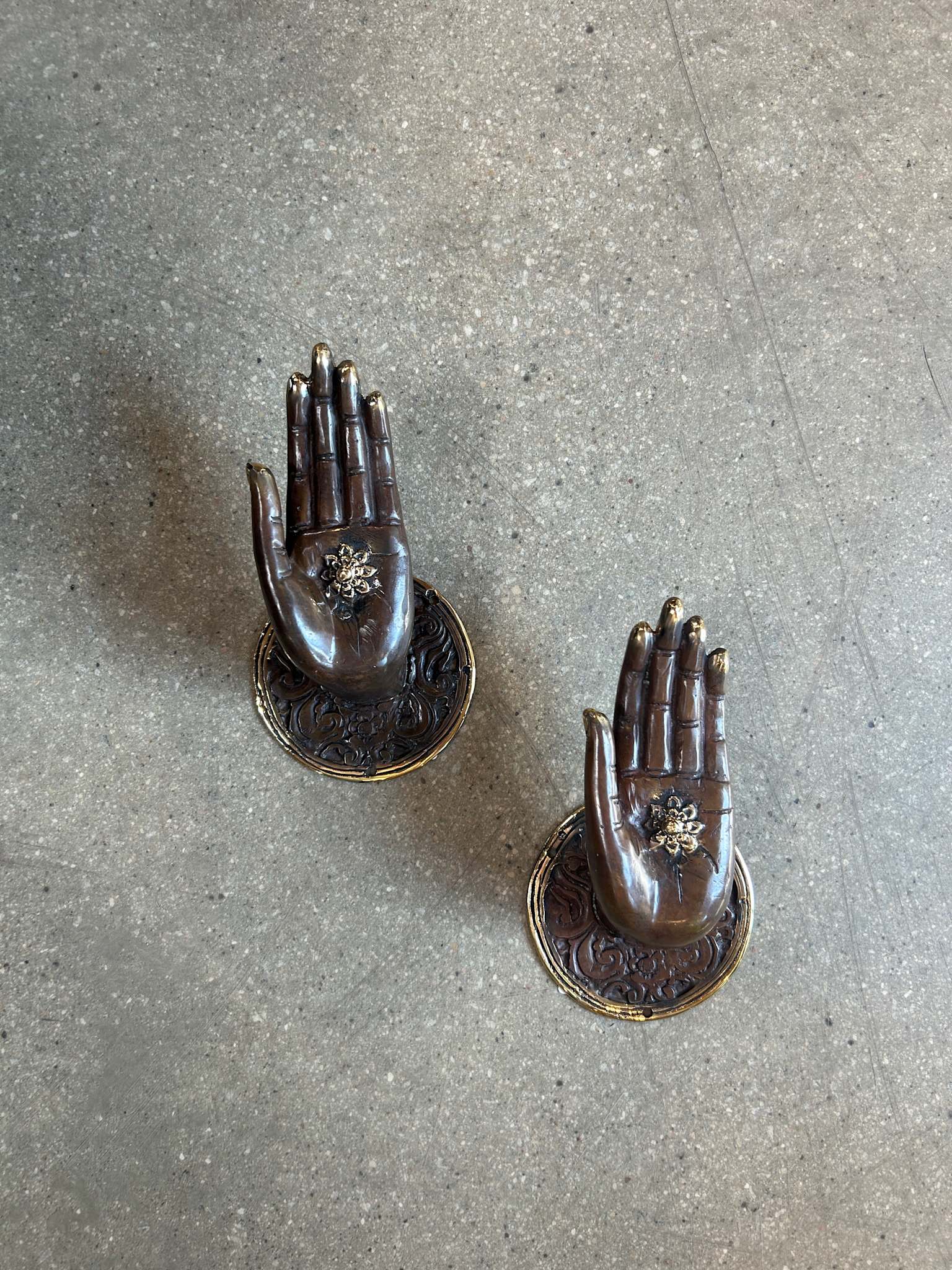 Decorative open hand - Hand I Dark Brass 4 - Rabens Saloner