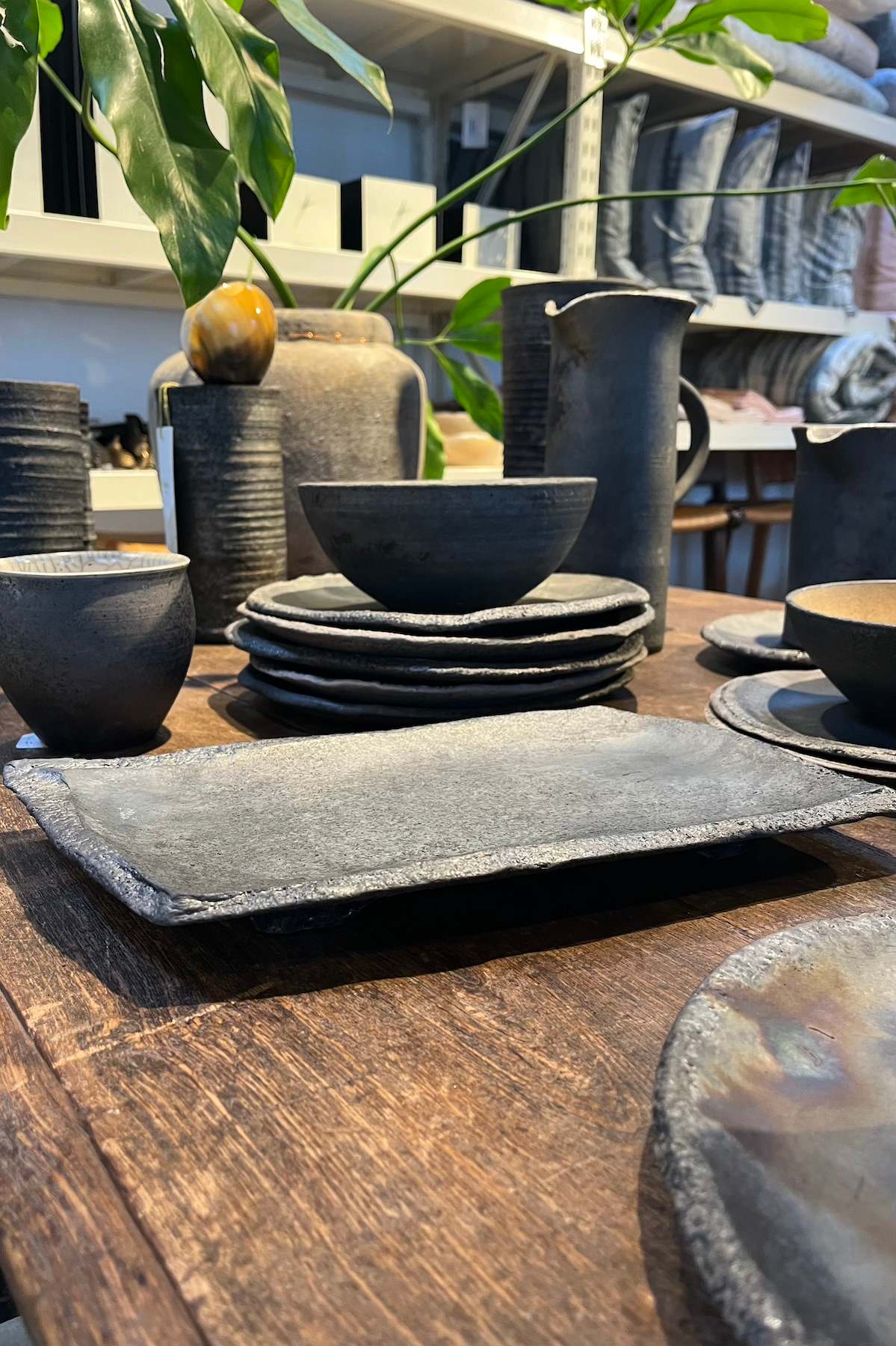 Handmade ceramic sushi plate - Visby Ceramics I Dark 4 - Rabens Saloner