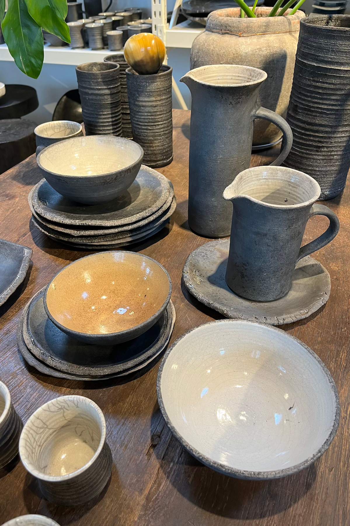 Handmade Ceramic Jug I Small - Visby Ceramics I Dark Grey 4 - Rabens Saloner