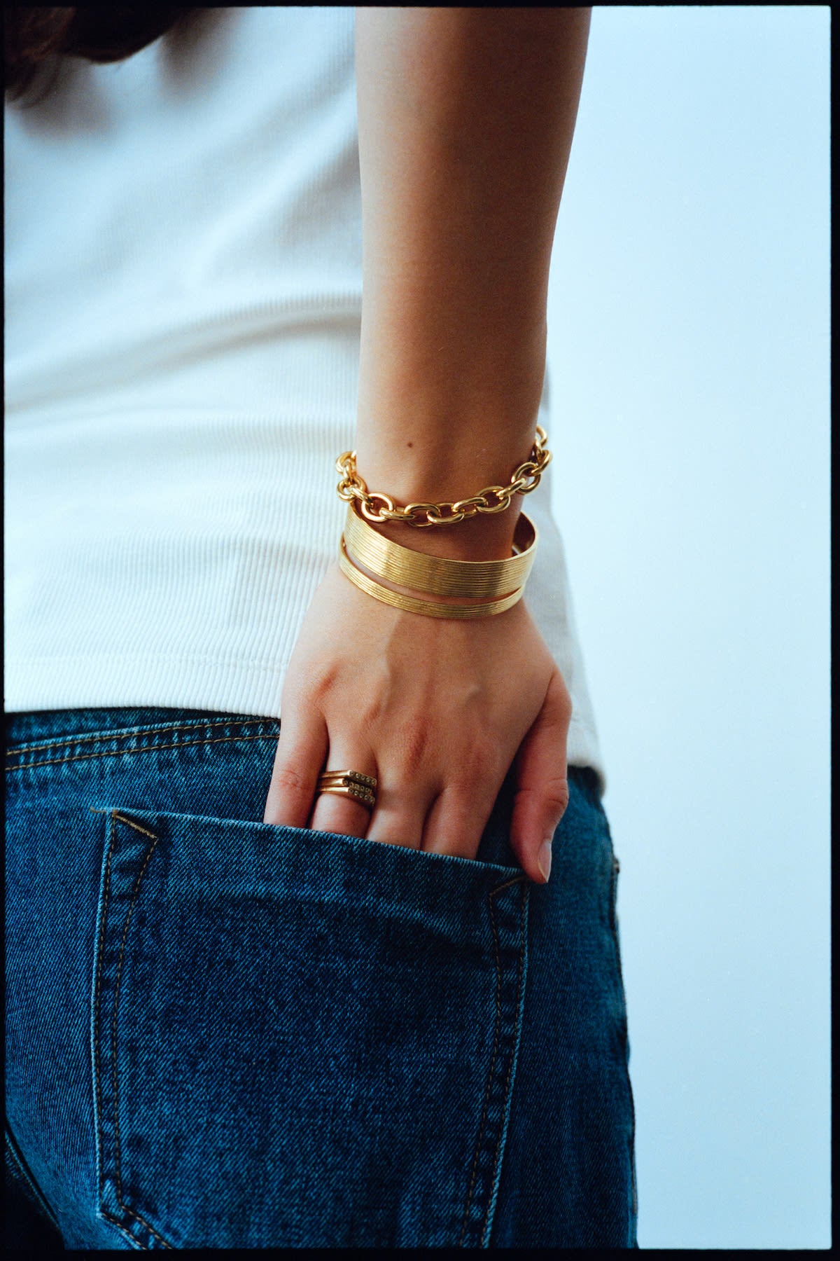 Carved wide bracelet - Rabens Momento I Gold 5 - Rabens Saloner