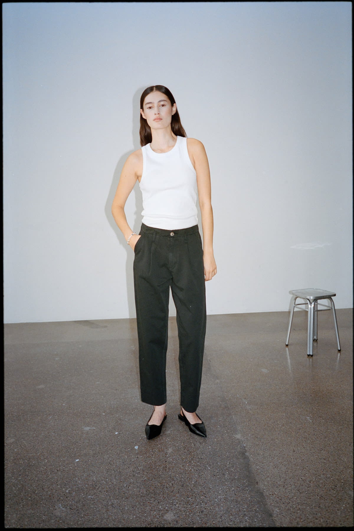 Raina - Canvas light pleat pant I Faded black 2 - Rabens Saloner