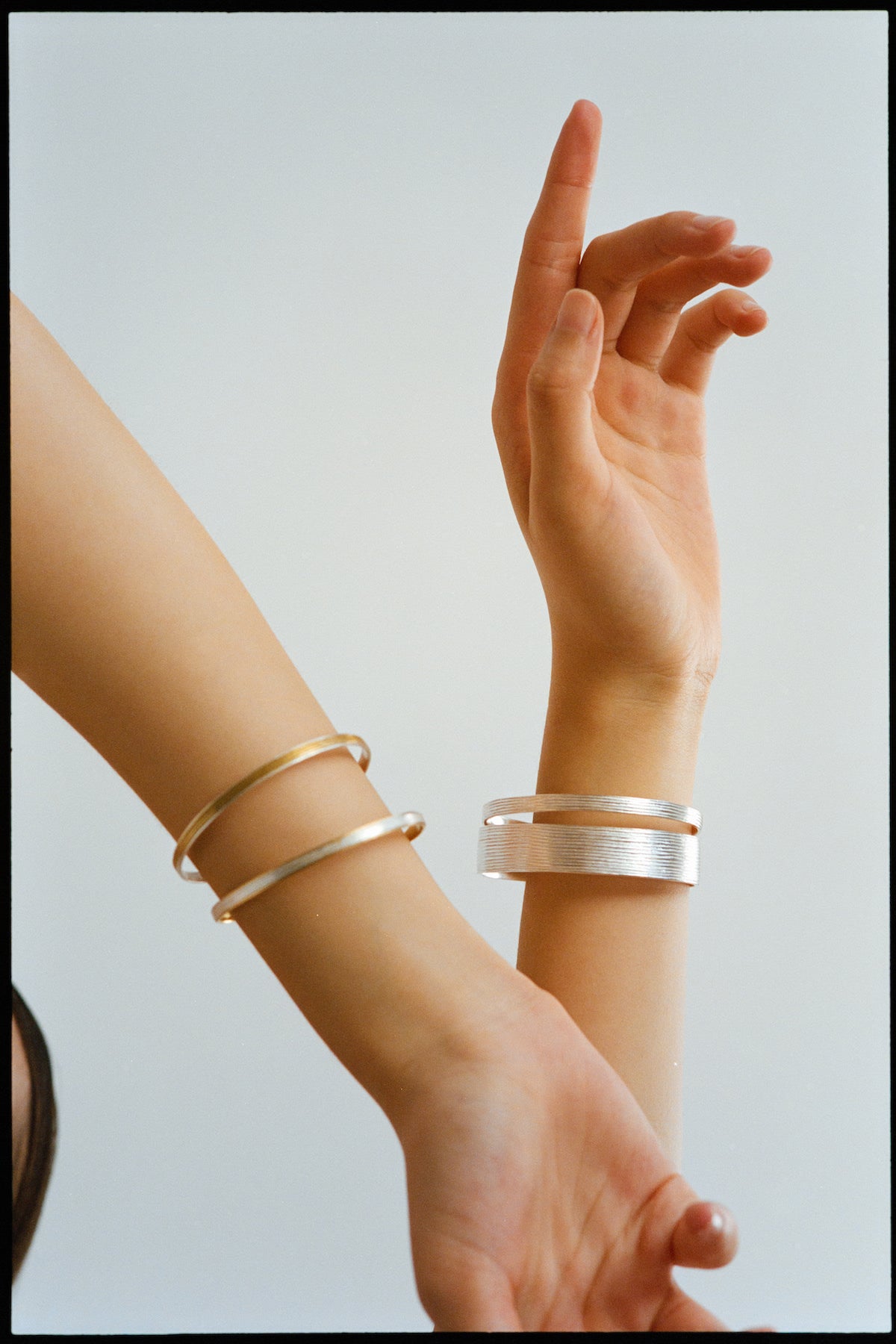 Slim hammered bracelet - Rabens Momento I Silver with Gold 3 - Rabens Saloner