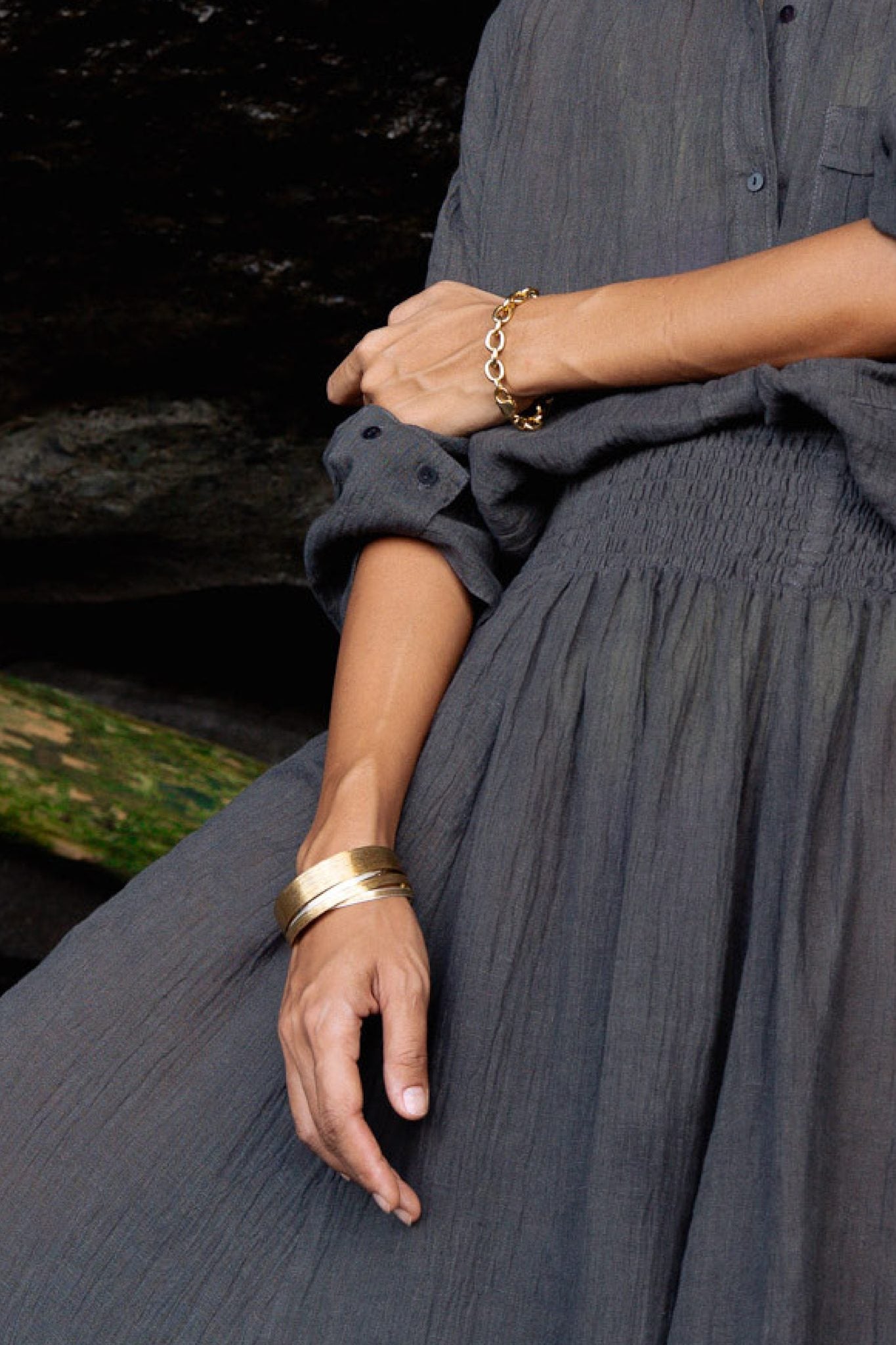 Carved wide bracelet - Rabens Momento I Gold 8 - Rabens Saloner